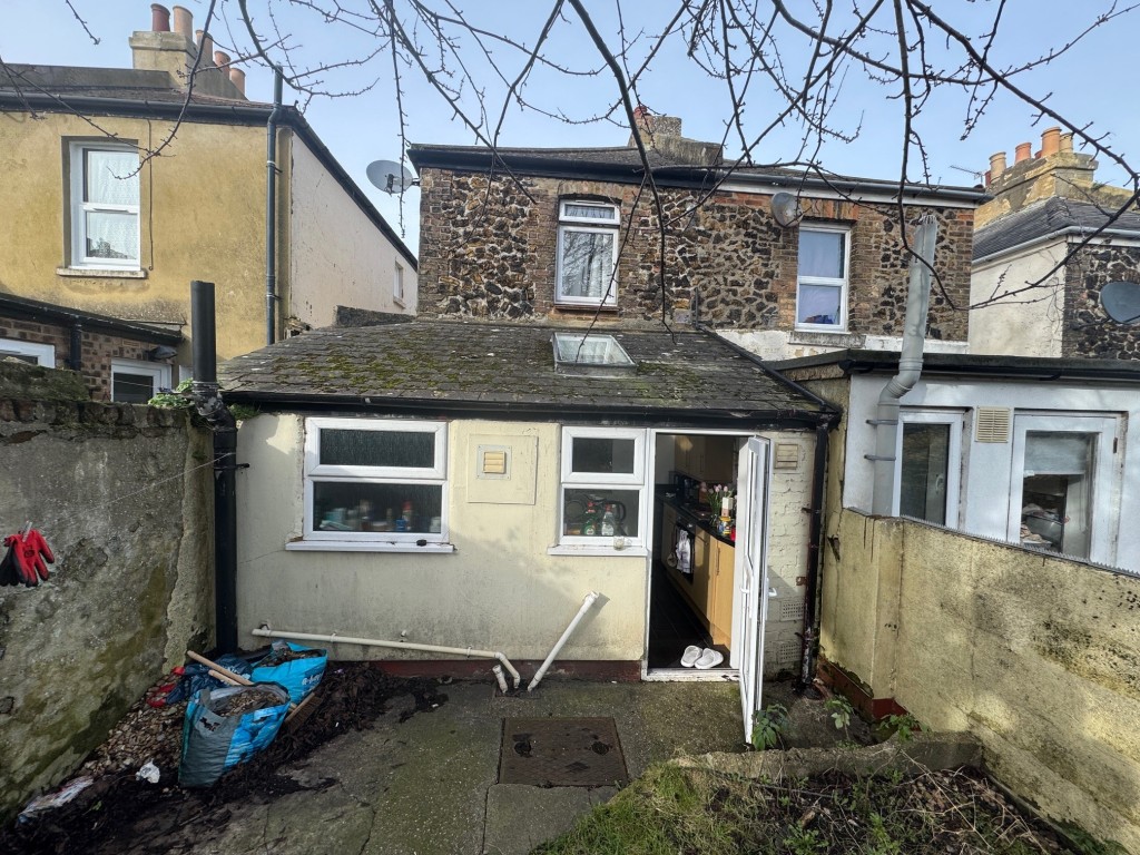 Lot: 70 - FREEHOLD TWO-BEDROOM SEMI-DETACHED COTTAGE FOR INVESTMENT - Rear elevation
